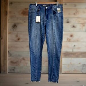 NWT 7 FOR ALL MANKIND DISTRESSED CENTER HEM,RAW HEM,SHAPING CUT,SLIMMING ❤️